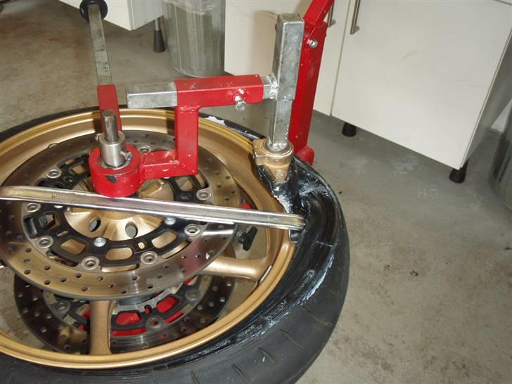 Dæk skift - Armen med plast klodsen sættes på, og dækket trækkes op med et dækjern. Dækket smøres med dæk fedt. (Den der smører godt har nemt ved at skifte dæk..) billede 6