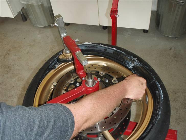 Dæk skift - Så skal der bare drejes rundt. billede 7