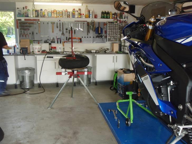 Dæk skift - Det er det samme med bag dækket. billede 13