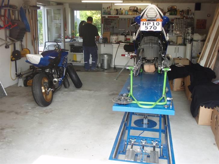 Dæk skift - Liften er hjemme bygget og skåret ned i gulvet, så den ikke er i vejen. billede 2