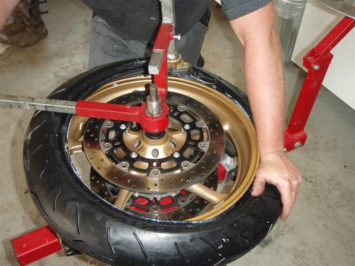 Dæk skift - Resten monteres ved at dreje det på med armen. billede 10