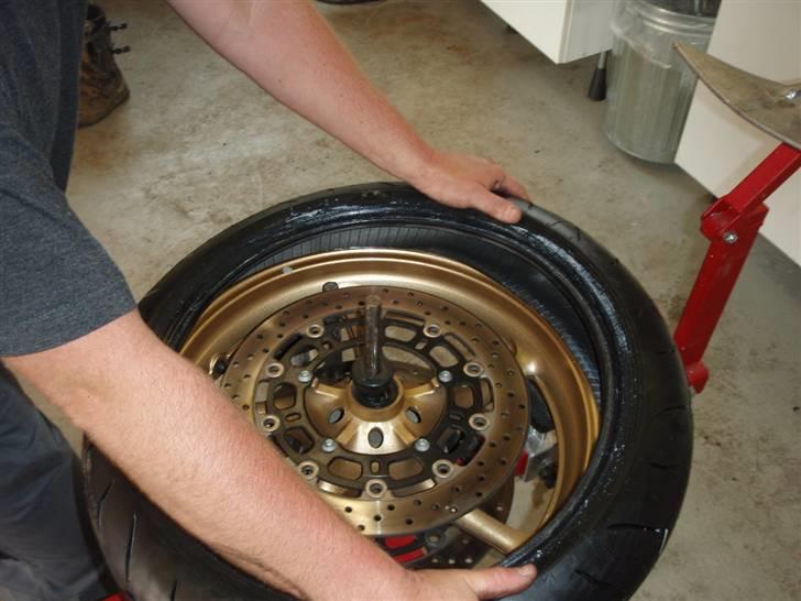 Dæk skift - På med et nyt dæk, den ene halvdel kan bare trykkes på med hånden. billede 9