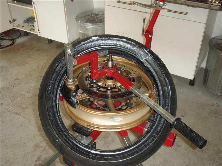 Dæk skift - Og så er dækket kommet af, nemt og uden ridser. billede 8