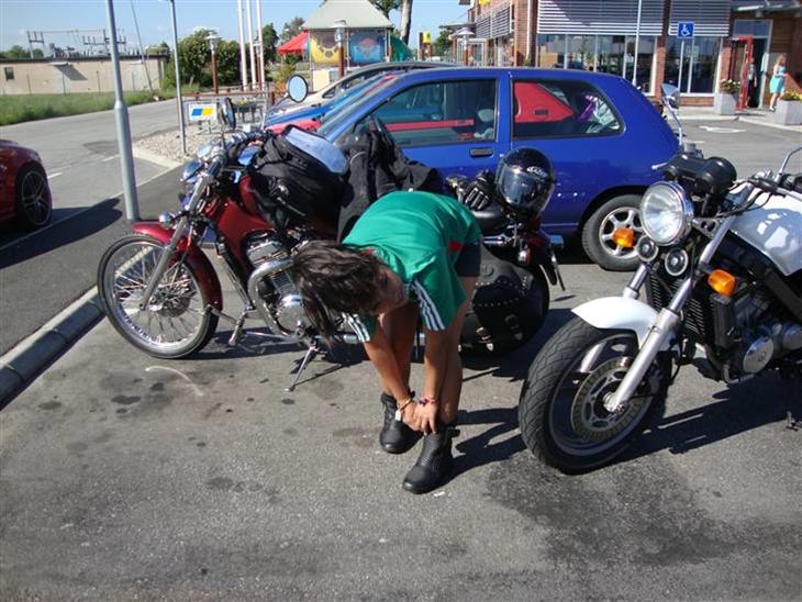 MotoBornholm 2010 - Ystad i god tid, drikkepause - og bikerens lille stripnummer billede 40