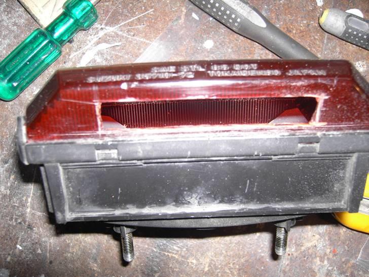 Væk med den grimme Gsx-r 250 røv! - Så er baglygten taget af, og så er der blevet skåret hul i bunden af denne.. 
herefter har jeg limet et stykke klar plast for hullet. billede 2