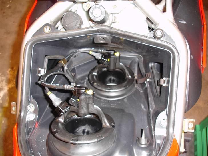 Tandrems skift på Ducati 998 testastretta - Indsugningstragte og indsprøjtningsdyser. Tragtene drejes mod uret for afmontering. billede 3