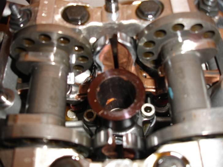 Tandrems skift på Ducati 998 testastretta - Desmodromisk ventilstyrring. Her er ingen ventilfjedre og det gør knastakslerne meget lette at dreje billede 11