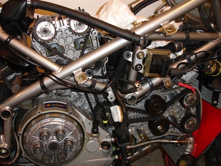 Tandrems skift på Ducati 998 testastretta - Nye remme monteret. Tørkoblingen ses nederst til venstre. Så skal der bare samles igen. billede 12