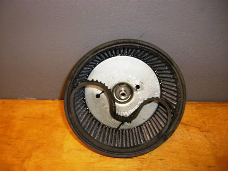 Hos MR. Dyno igen. - Der var engang (2005 og før) at HD bruge rigtige K&N luftfiltere til deres SE-luftfilter Kit. 
Nu er det disse Kina-filtere. 
Dette er efter kun 5000 Km........

Tænkt på hvad motoren kunne have "ædt" af møj og skidt hvis jeg havde kørt sommeren igennem med dette pis filter. :O(

Og så er filter til cirka 700 kr...... :O( De er sku ikke raske...... billede 1