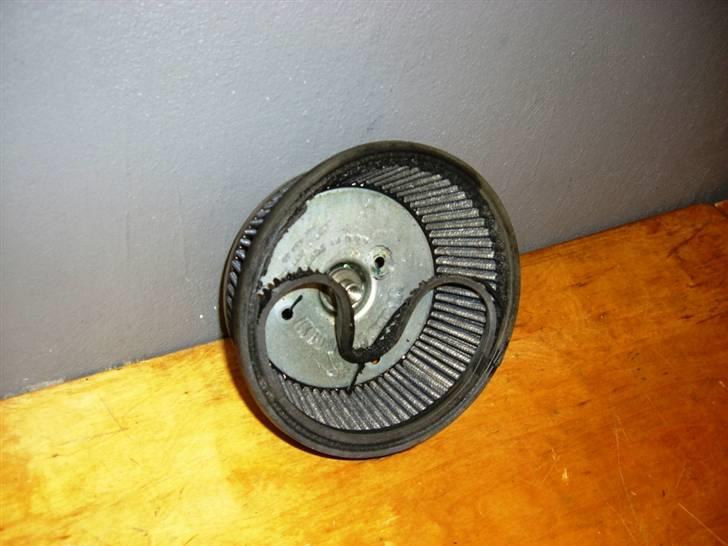 Hos MR. Dyno igen. - Der var engang (2005 og før) at HD bruge rigtige K&N luftfiltere til deres SE-luftfilter Kit. 
Nu er det disse Kina-filtere. 
Dette er efter kun 5000 Km........

Tænkt på hvad motoren kunne have "ædt" af møj og skidt hvis jeg havde kørt sommeren igennem med dette pis filter. :O( billede 2