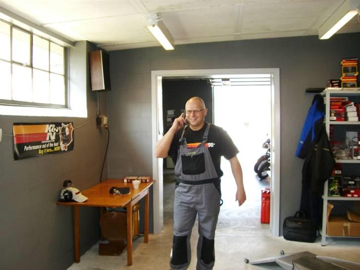 Hos MR. Dyno igen. - Ham selv.... (MR. Dyno)  Skulle han ikke se at komme igang med at "lave" min mc. ? :O) billede 3