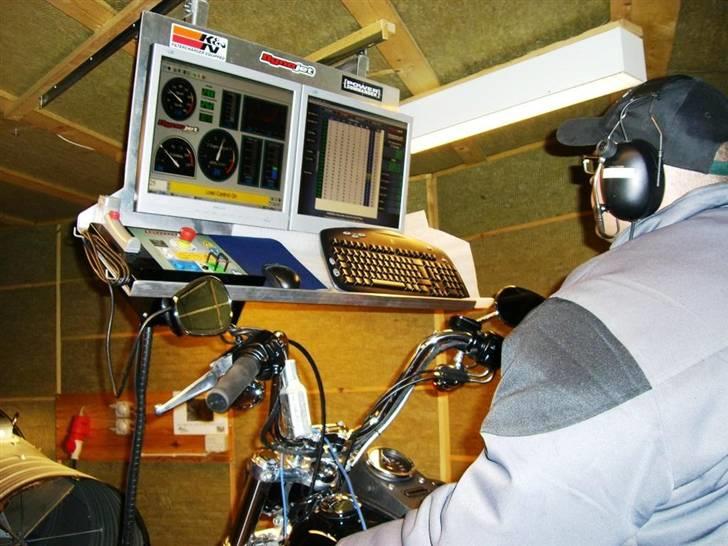 Hos MR. Dyno igen. - Ja.... Det er jo ikke hver dag Ove (Mr. Dyno) får lov til at køre på en RIGTIG MOTOR-cykel. :OP billede 6