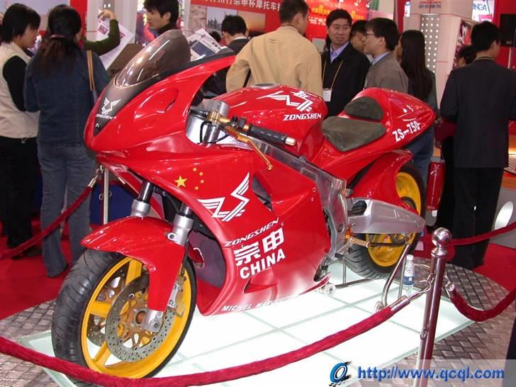 Kina MC over 250 cc - Zongshen ZS-750 (2002)
Artikel fra Motorrad. (oversat)
http://translate.google.com/translate?hl=da&sl=de&tl=en&u=http%3A%2F%2Fwww.motorradonline.de%2Fde%2Fmotorraeder%2Fnews%2Fvorstellung-zongshen-zs-750%2F105302 billede 37