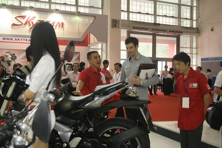 Kina MC over 250 cc - Zongshen 500 cyclone fra Eicma China 2010. Bemærk at vi nu kan se udstødningen, som moderigtigt er ført op under sædet. billede 7