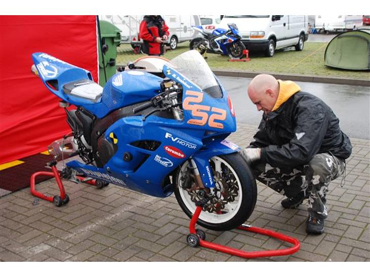 Oschersleben 25-26 sep. 2010 - Så kender de fleste mig vist igen, der skal skrues... griner billede 10