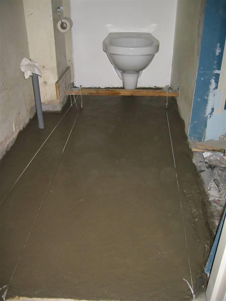 Jeg styler mit badeværelse, vinterprojekt fordi jeg har solgt min ged. - Nyt toilet. Og andet lag beton lagt ud. billede 8