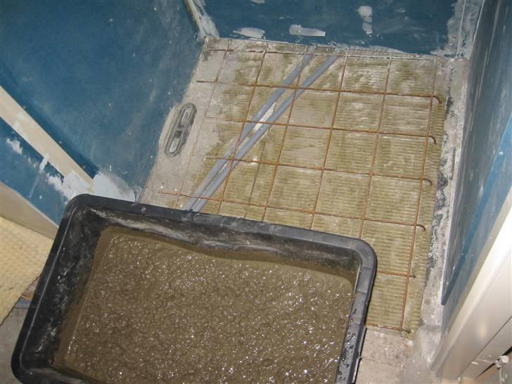 Jeg styler mit badeværelse, vinterprojekt fordi jeg har solgt min ged. - Jeg borede selv hul til underboen - og så kom der to VVSere og lagde vand og afløb, det klarede de på ca. 3 timer fordi jeg havde lavet alt forarbejdet selv. billede 6