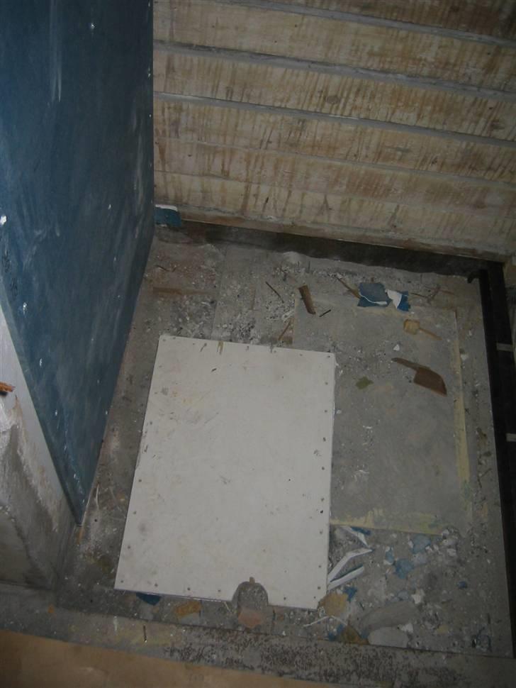 Jeg styler mit badeværelse, vinterprojekt fordi jeg har solgt min ged. - Heldigvis er der allerede nogle store fede I-jernprofiler nede i gulvet. Købte en C-profil og så var der en god ramme at støbe i. billede 4