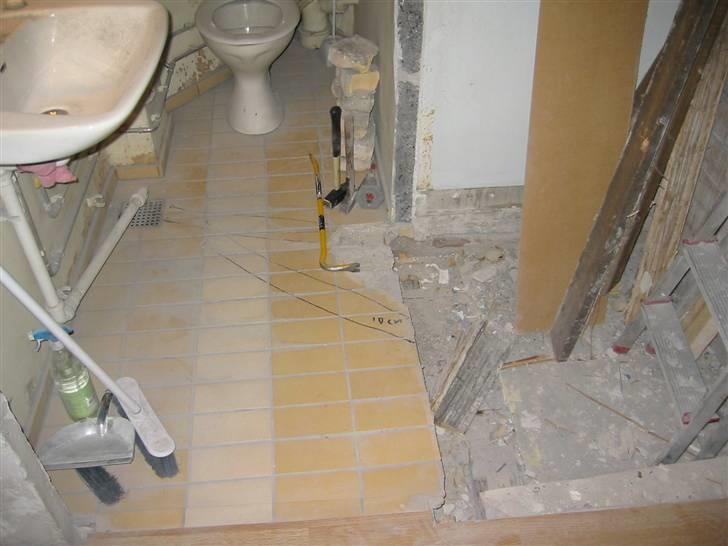 Jeg styler mit badeværelse, vinterprojekt fordi jeg har solgt min ged. - Væggen er død, lokumet er nu 1m2 større og omdøbes til badeværelset :) billede 2