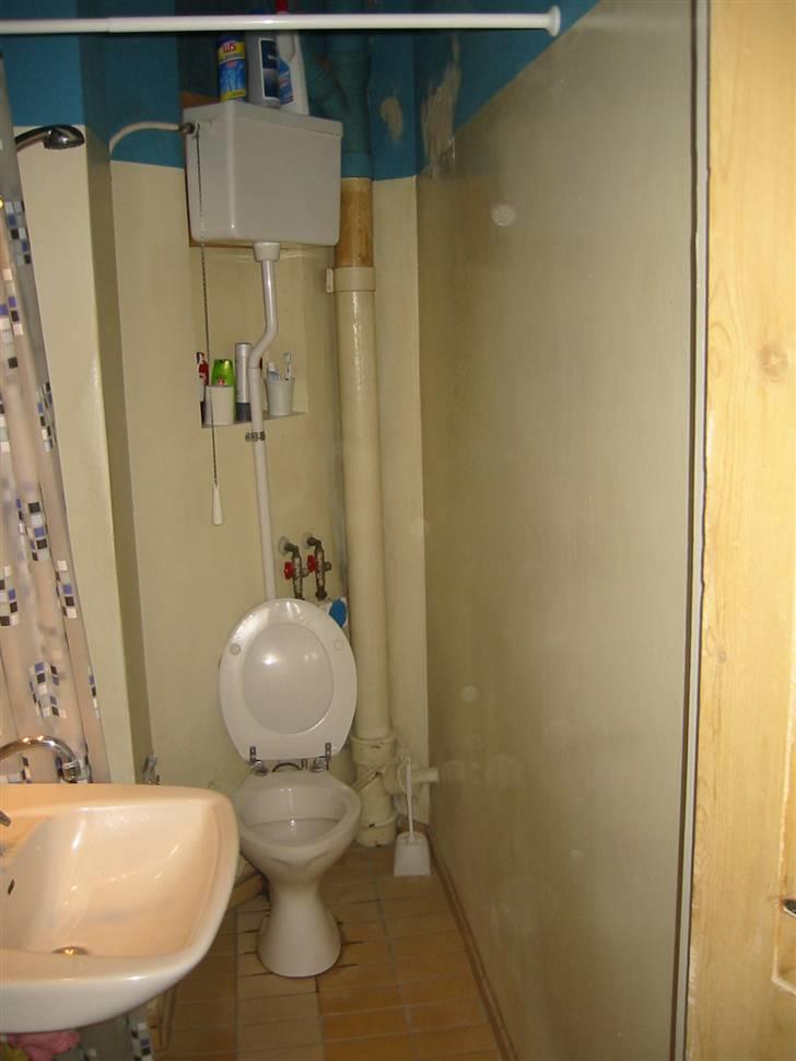 Jeg styler mit badeværelse, vinterprojekt fordi jeg har solgt min ged. - Satme et sørgerligt lokum billede 1