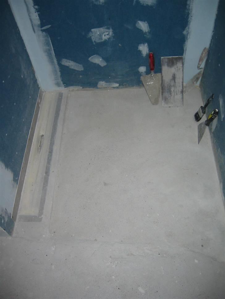 Jeg styler mit badeværelse, vinterprojekt fordi jeg har solgt min ged. - Mit fine Unidrain afløb. Grunden til at der er kant ned fra afløbet er for at gøre plads til gulvvarmen under fliserne. billede 13