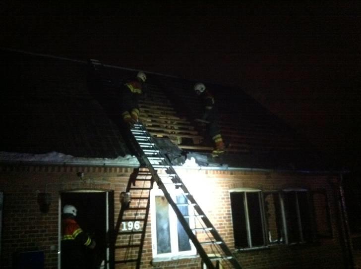 Indbrud/brand i Hatten MC - Ankom da de værste fleste flammer var væk. Brandmænd i gang med taget ind mod gården. billede 1