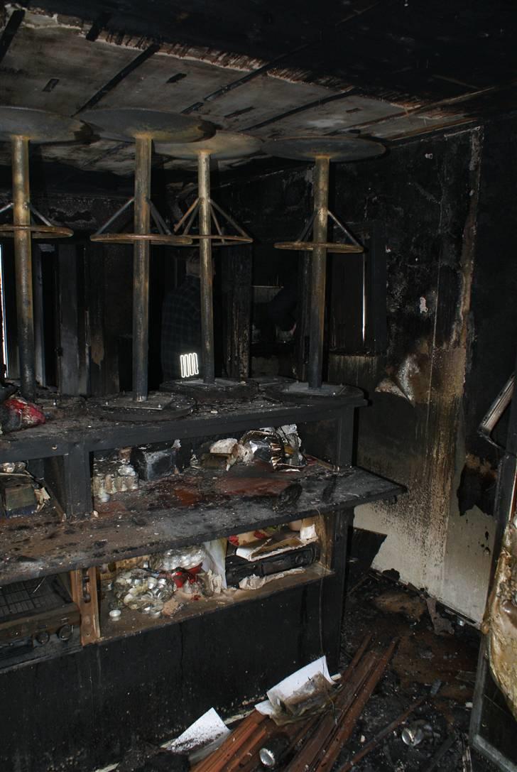 Indbrud/brand i Hatten MC - Bag hjemmebygget bar og stole. billede 9