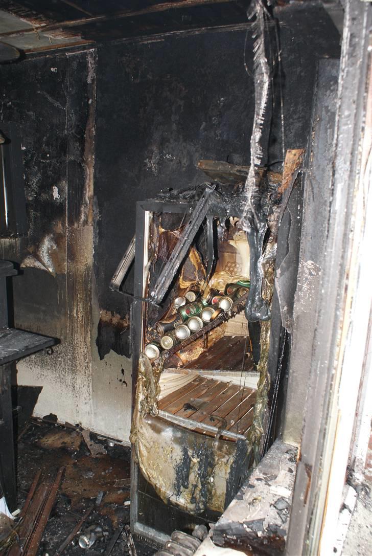 Indbrud/brand i Hatten MC - Resterne af køleskabet i baren - som også var tømt.. billede 11