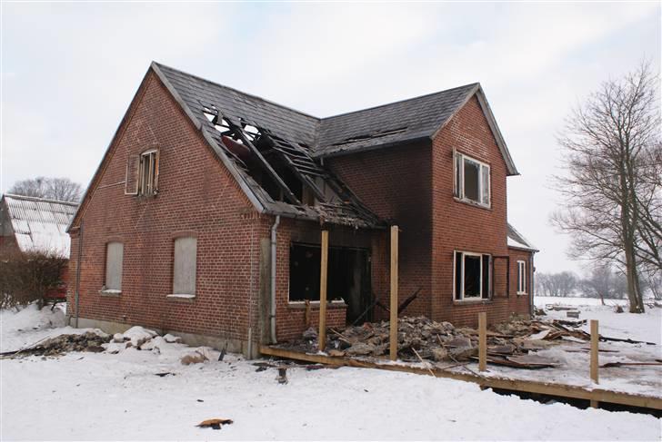 Indbrud/brand i Hatten MC - Fra haven i morges (29-12-2010). billede 12