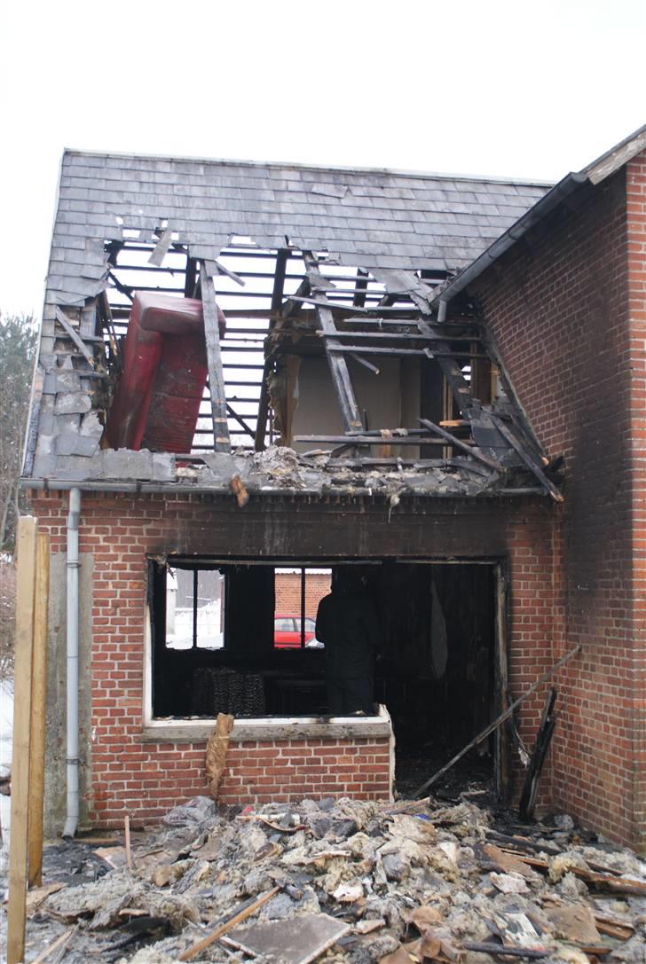 Indbrud/brand i Hatten MC - Fra haven i morges (29-12-2010). billede 13