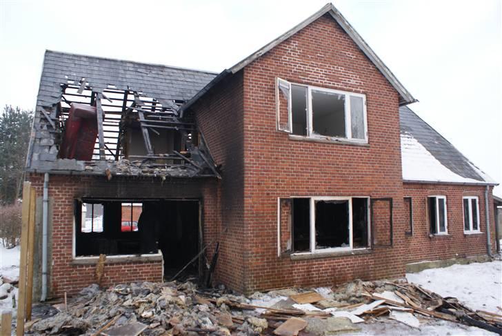 Indbrud/brand i Hatten MC - Fra haven i morges (29-12-2010). billede 14