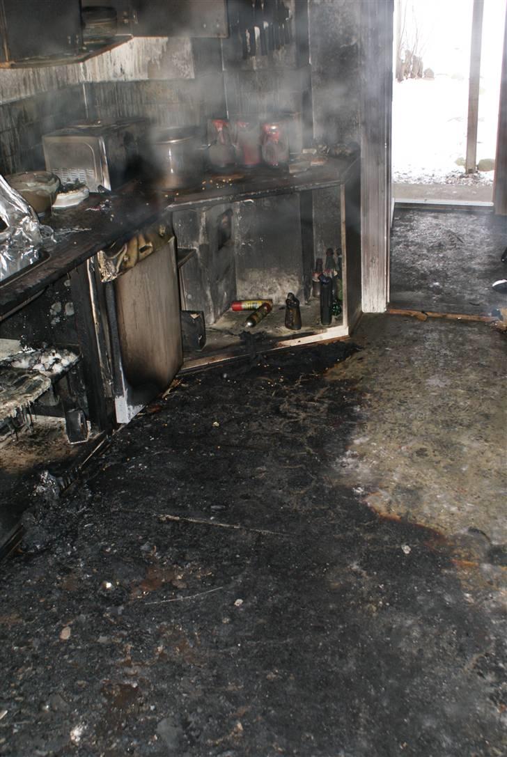 Indbrud/brand i Hatten MC - Gulvet her viser tydeligt, at der er her branden er opstået. Brændbar væske helt på gulvet og antændt. billede 16