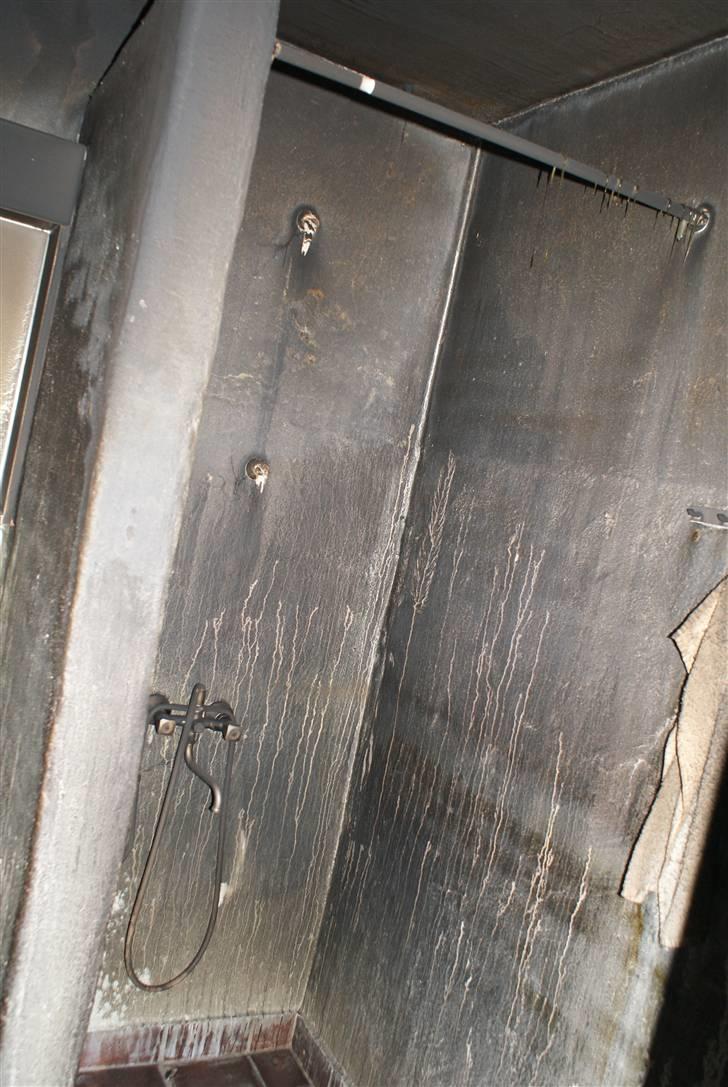 Indbrud/brand i Hatten MC - Skævt kig ind i et toilet, der mildest talt ligner noget fra en af SAW filmene. billede 18