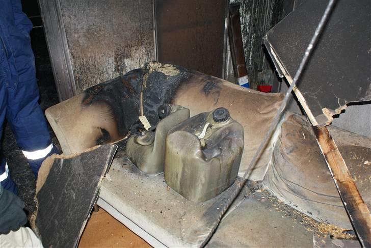 Indbrud/brand i Hatten MC - Disse dunke var efterladt, og har formegenlig indehold stadset fra køkkenet. billede 19