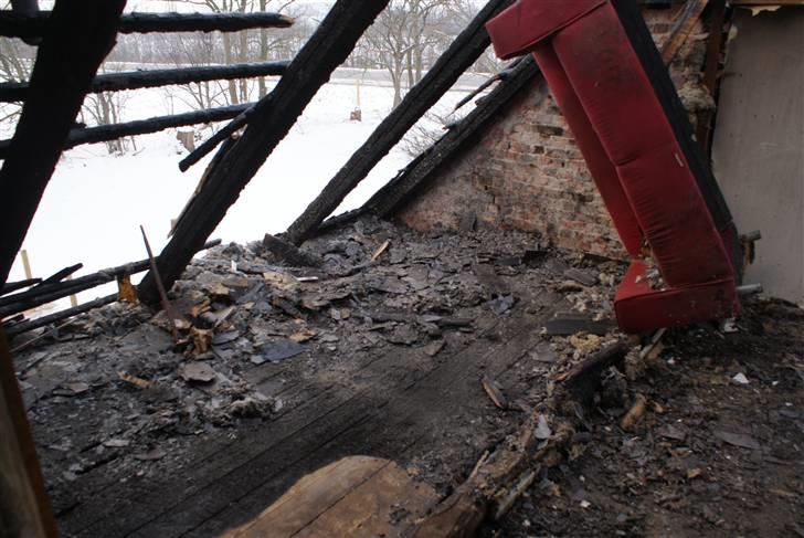 Indbrud/brand i Hatten MC - Dele af værelse og skunk ovenpå. billede 20