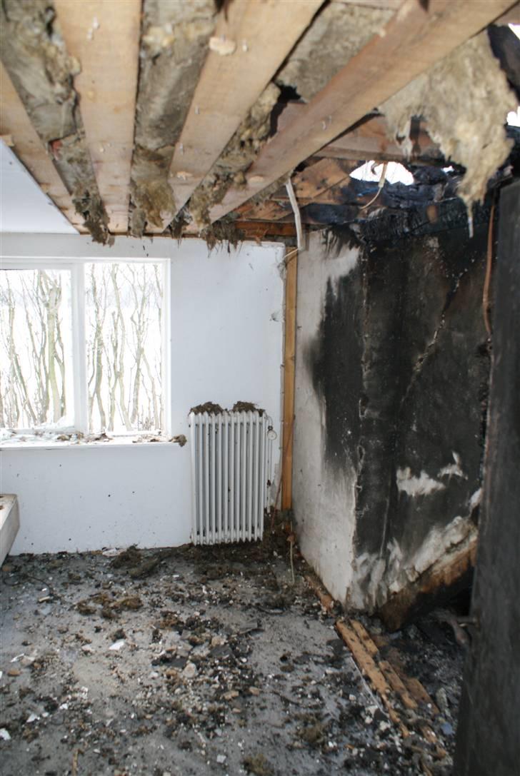 Indbrud/brand i Hatten MC - Andet værelse ovenpå. Taget i betragtning var her "nogenlunde".. billede 21