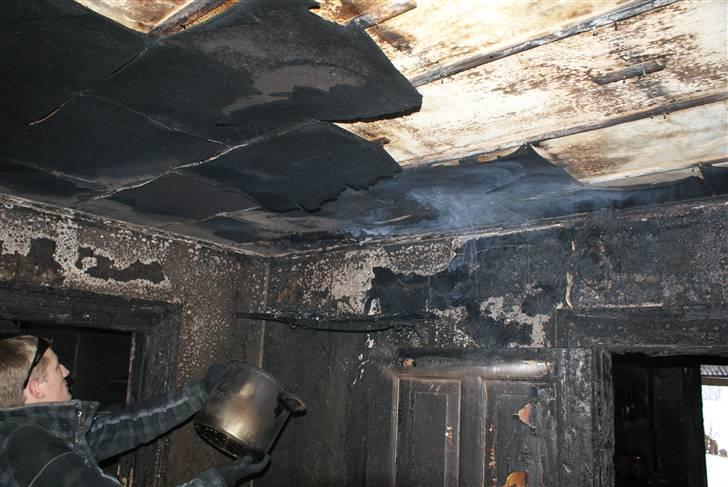 Indbrud/brand i Hatten MC - Omkring middag dagen efter var der stadig godt med gløder få steder. billede 23