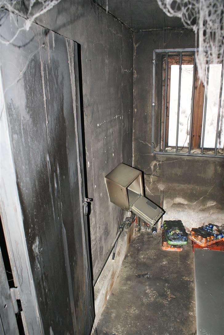 Indbrud/brand i Hatten MC - Her vores lille lager, der nu er ret tomt.. Heldigvis ikke rigtig noget i boksen.. billede 24