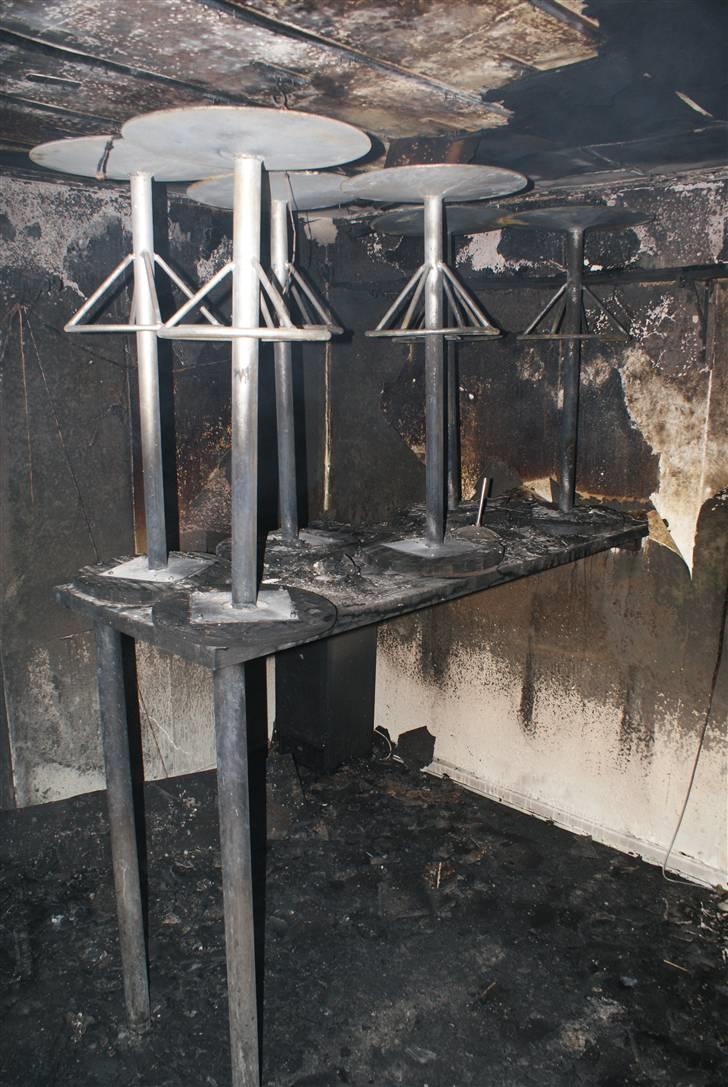 Indbrud/brand i Hatten MC - Igen noget af det inventar et klubmedlem selv har lavet, der næste er gået til. billede 31