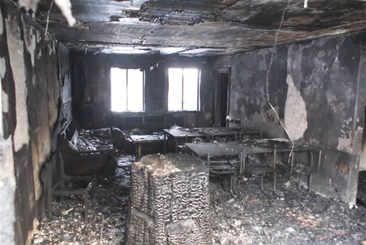 Indbrud/brand i Hatten MC - Stuen, hvor der har været godt gang i den.. billede 33