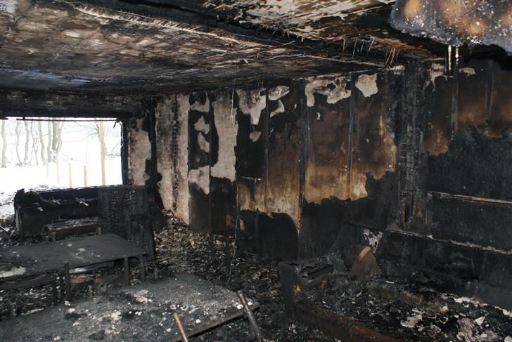 Indbrud/brand i Hatten MC - Stuen, hvor der har været godt gang i den.. billede 36
