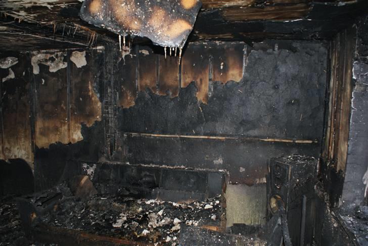 Indbrud/brand i Hatten MC - Stuen, hvor der har været godt gang i den.. billede 37