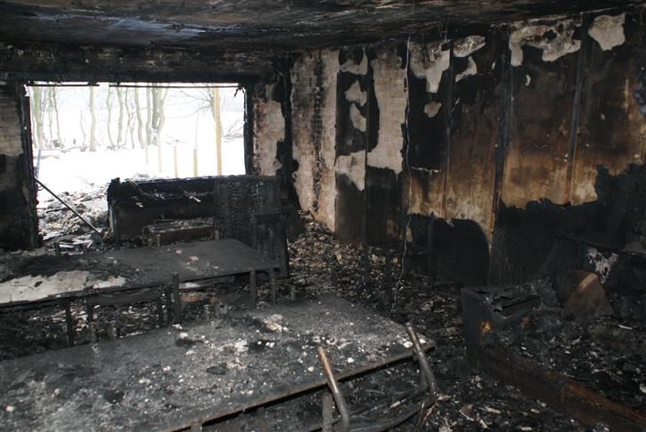 Indbrud/brand i Hatten MC - Stuen, hvor der har været godt gang i den.. billede 38