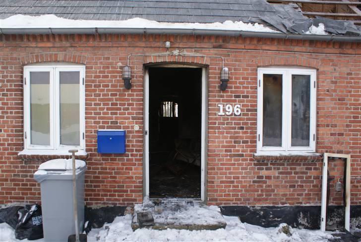 Indbrud/brand i Hatten MC - Her var tyvene smuttet ud, og mindst en flygtet til fods mod nærtliggende køreteknisk anlæg. Politiet mistede sporet, da gerningsmanden nåede asfalten på anlægget. Ehm...!? billede 43