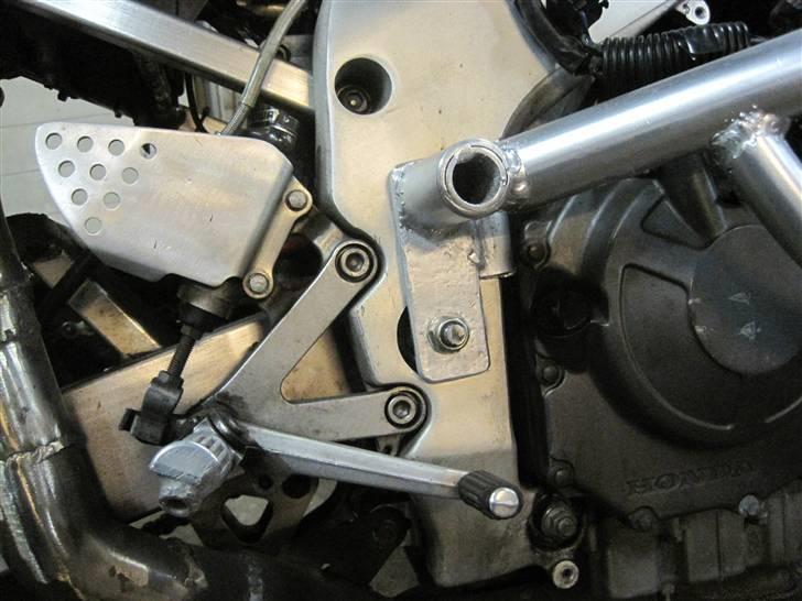 Honda sæsonklar  - Ombukket omkring stellet og op til bag, øverste ophæng 2 x 10mm. billede 9