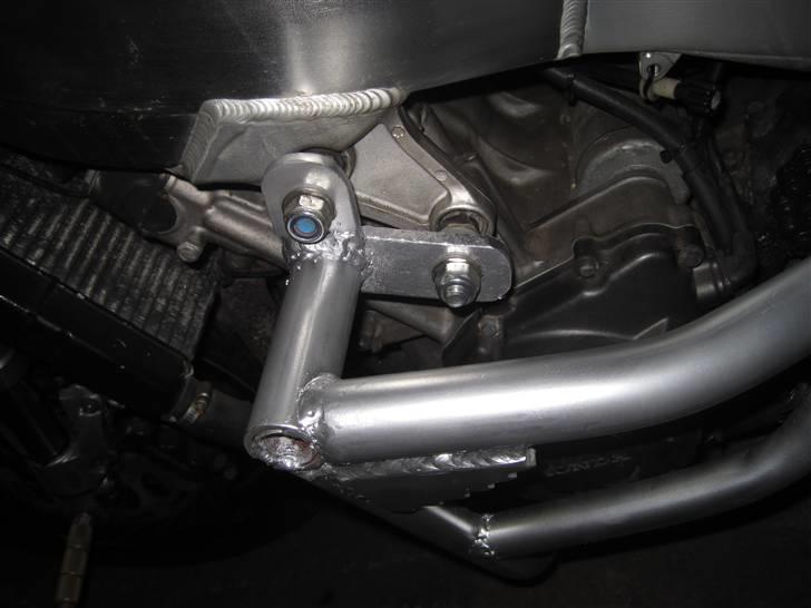 Honda sæsonklar  - Venstre øverste ophæng 2 x 10mm. 8mm.plade  alle rør er stadig dobbelte 1,5 udv. 3/4 indvendigt billede 13