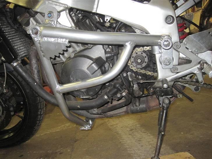 Honda sæsonklar  - Buret set fra siden 
de 2 vandrette rør er parallelt set ovenfra billede 15