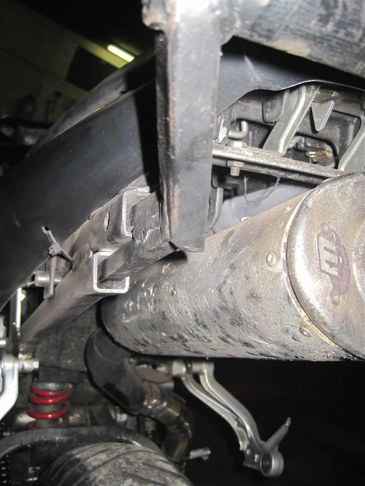 Honda sæsonklar  - Firkantprofil inderør i bagramme stikker ca 60cm ind både øverst og nederst og samlet med svejning 
de kunne passe bedre :/ billede 16