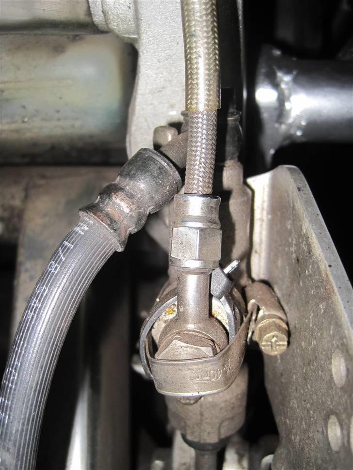 Honda sæsonklar  - Bagbremse dims , den armerede slange er monteret hvor reservoiret havde plads før billede 21