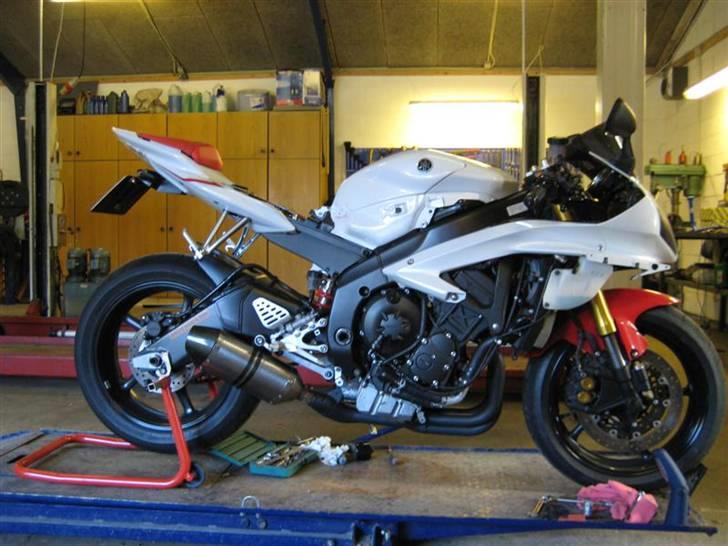 Hjemmelavet "racer" udstødning R6 06-> - Udstødning monteret, og R6'eren er ready to go. billede 8